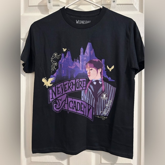 New Wednesday Black Nevermore Academy Graphic T-Shirt medium - Picture 1 of 3